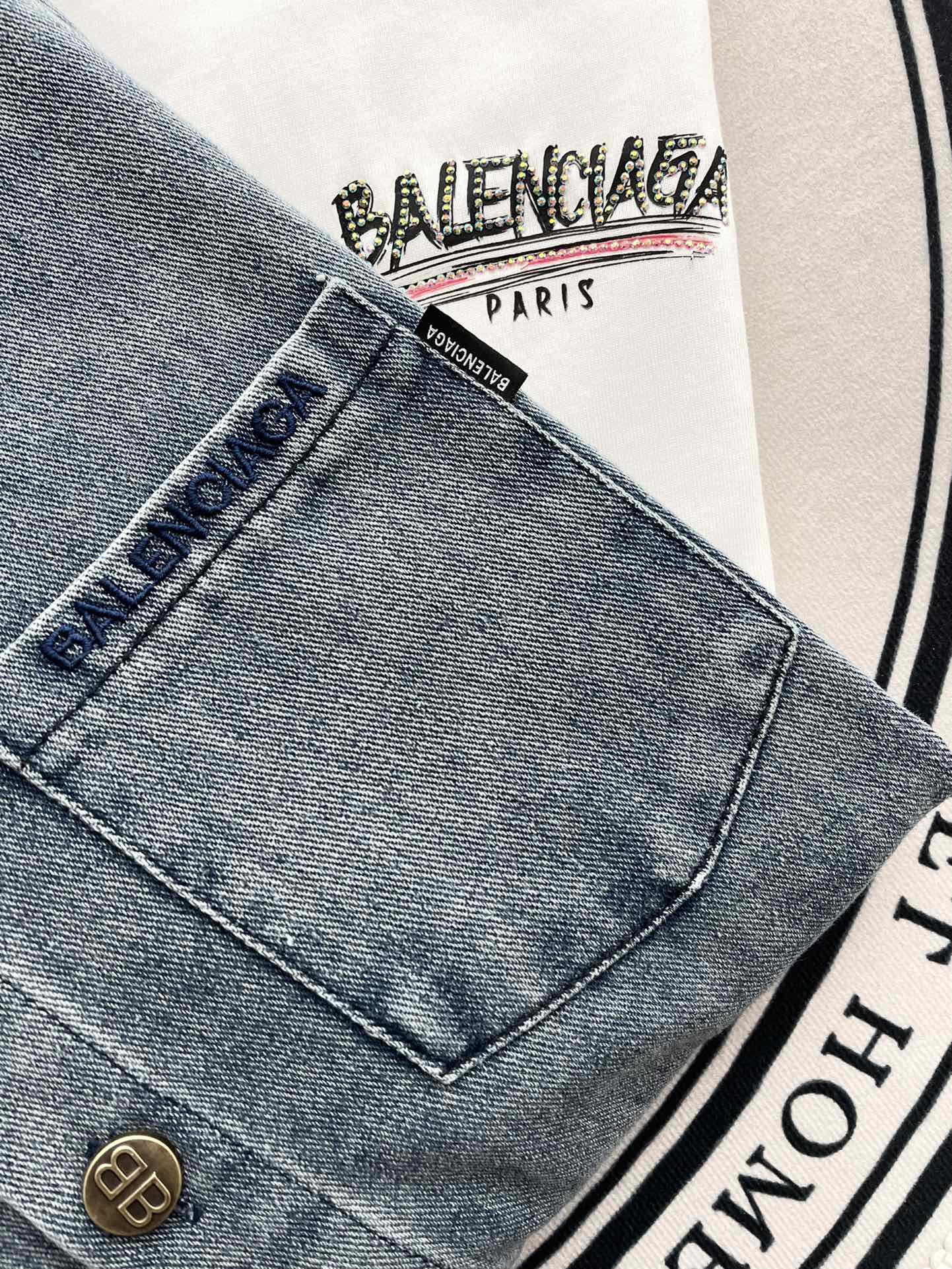 Джинсовая куртка Balenciaga 2403 с рваными элементами и эффектом потертости - унисекс