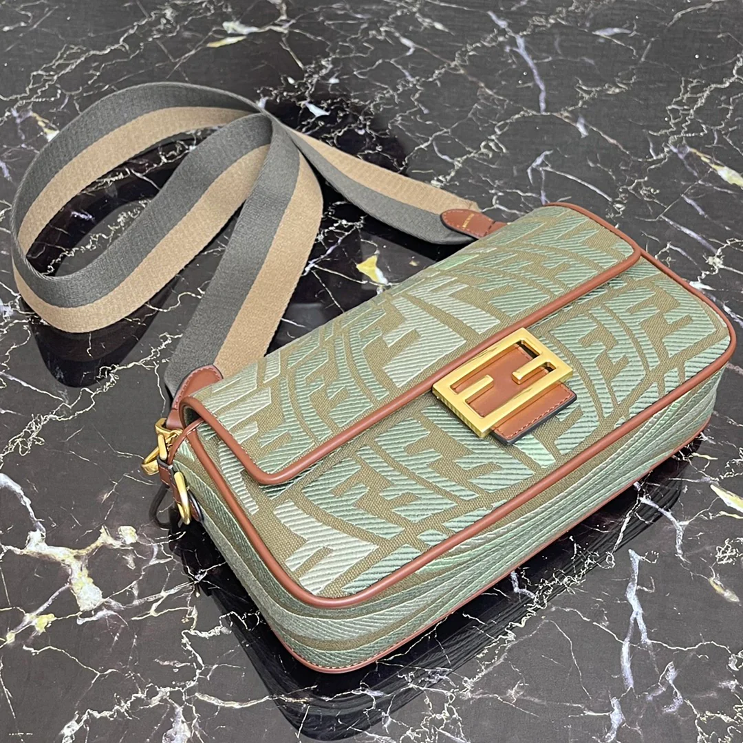 Сумка-багет Fendi Baguette — средняя длина, зеленая, с вышивкой в ??виде ?рыбьего глаза?.