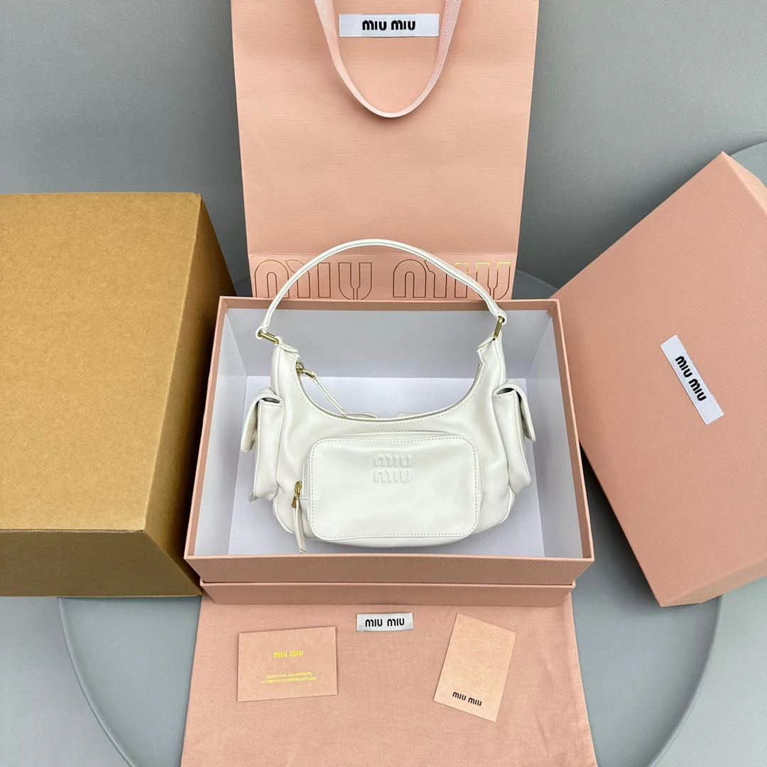 Сумка-мессенджер Miu Miu из кожи наппа, белая.