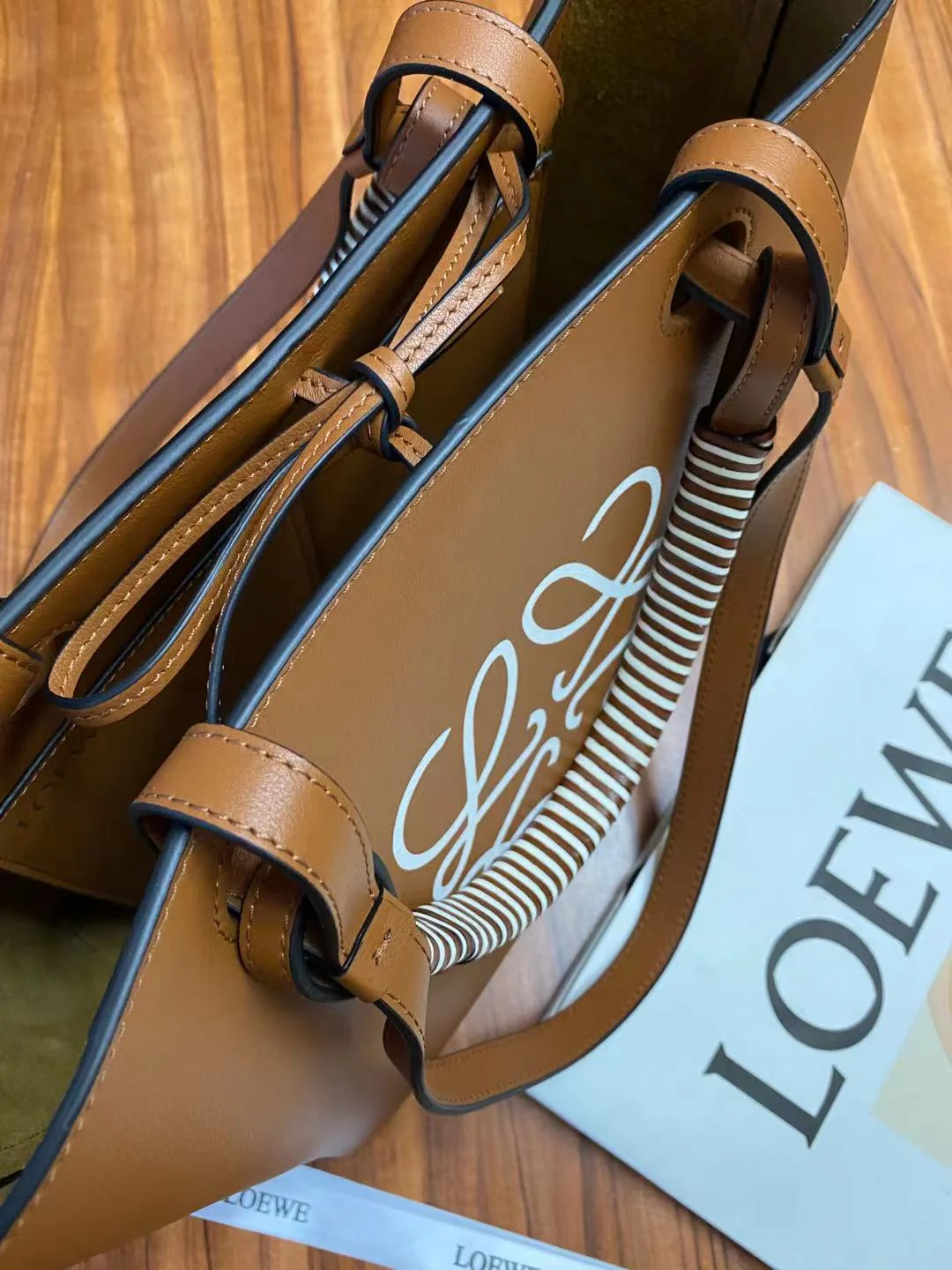 Сумка-тоут Loewe Anagram, кожаная, коричневая