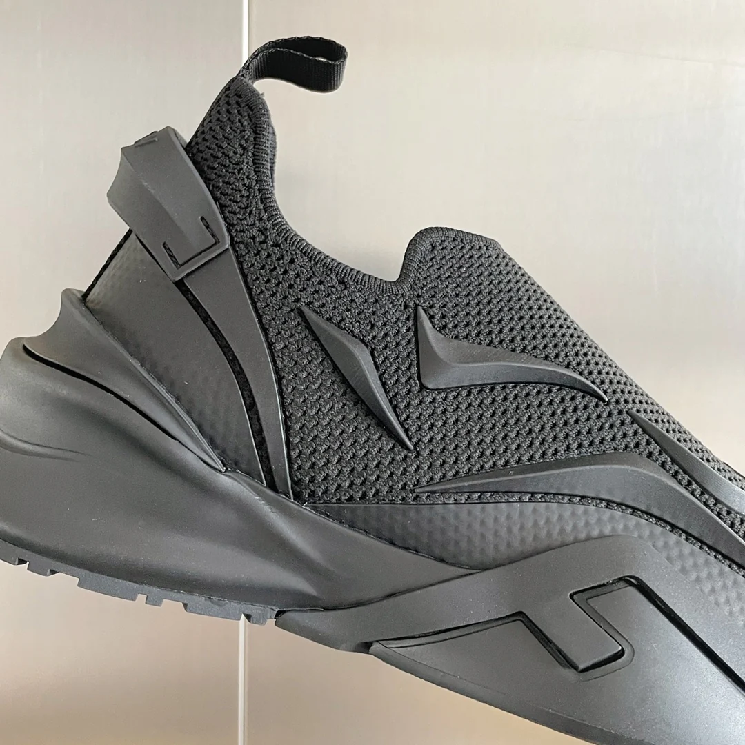 Новинка 2023 года от Fendi - кроссовки Flow Series Flyknit - черные.