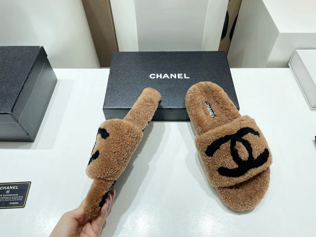 Классические осенние тапочки Chanel 2022 года из овечьей шерсти, бестселлер – коричневые.