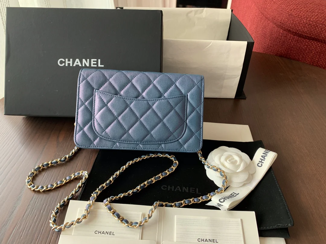 Пряжка Chanel WOC из телячьей кожи с эмалированным узором и жемчужным шариком - 1 шт.