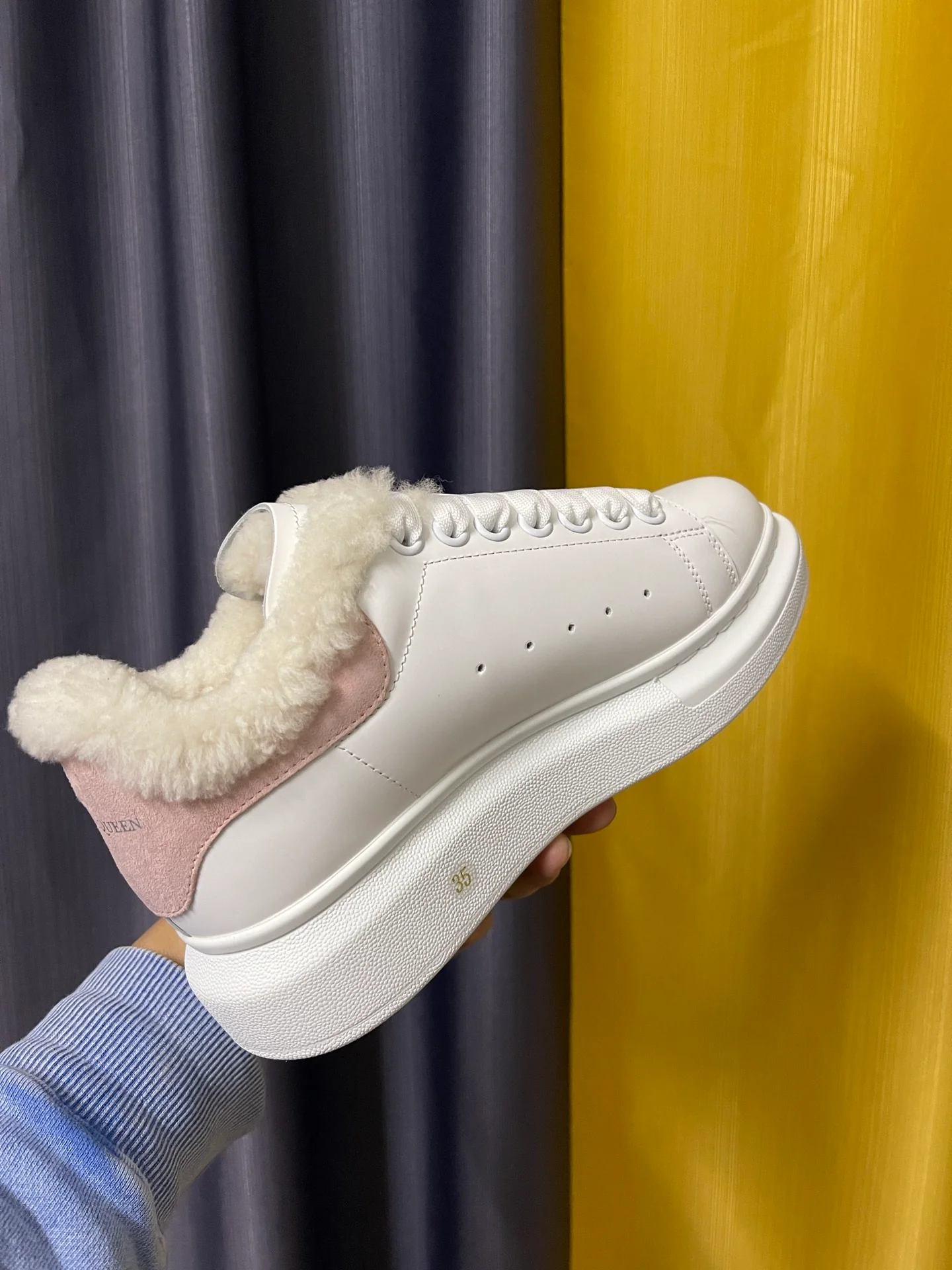 Классические белые кроссовки McQueen - унисекс - розовый флисовый каблук с белым мехом - Премиум-издание