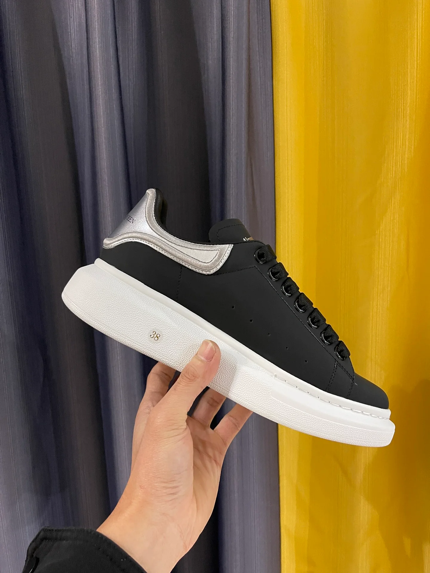 Классические белые кроссовки McQueen - унисекс - черные с вышитой серебристой задней частью - премиум-издание