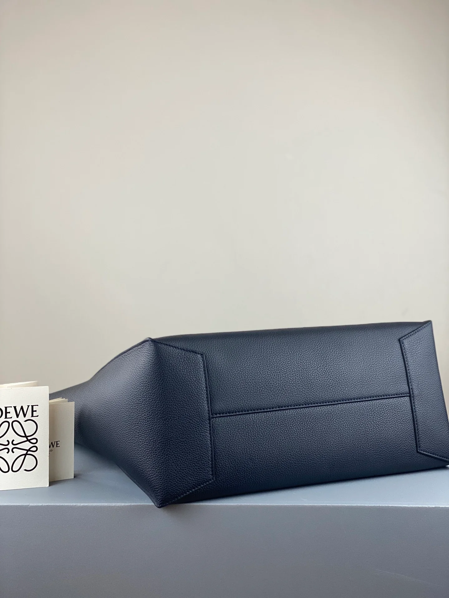 Мужская сумка-тоут Loewe с пряжкой