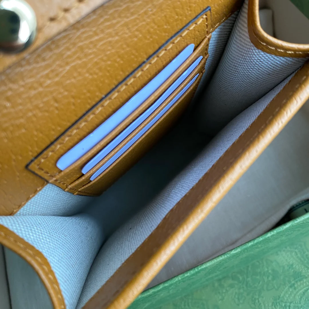 Сумка для телефона из коллекции Gucci с плюшевым мишкой.