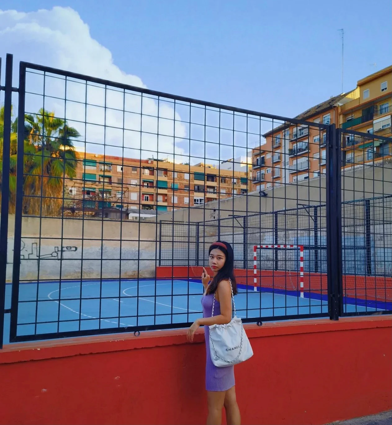 Сумочка Chanel No. 22 — маленькая, белая, серебристая.