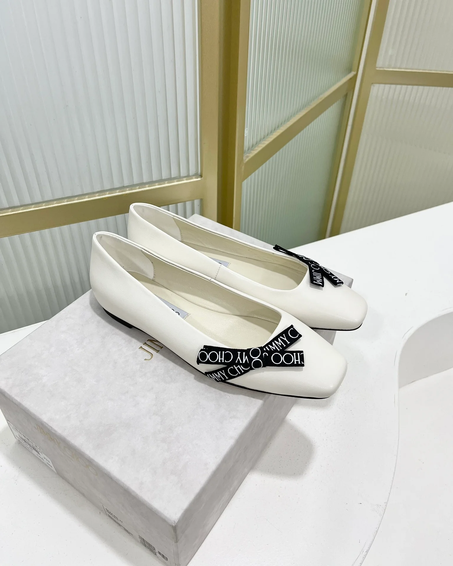 Jimmy - Новинка 2023 года - Туфли-балетки с квадратным носком и принтом из тесьмы - Белые