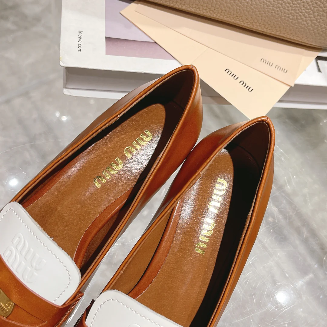 Новинка Miu Miu 2022 года - Туфли на низком каблуке с острым носком - Коричневые