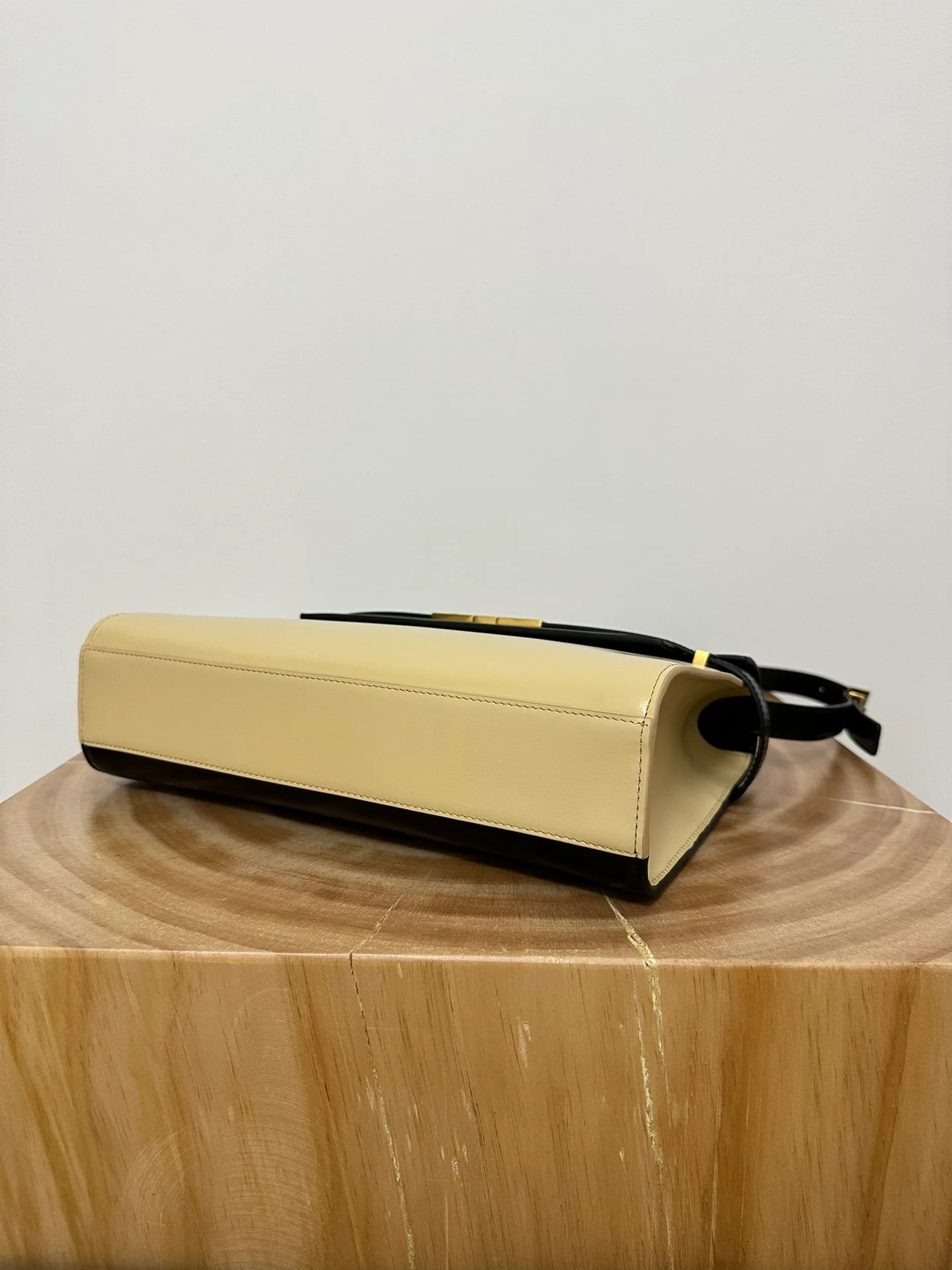 Зубочистка YSL Manhattan Texture Large, черная с абрикосовым оттенком