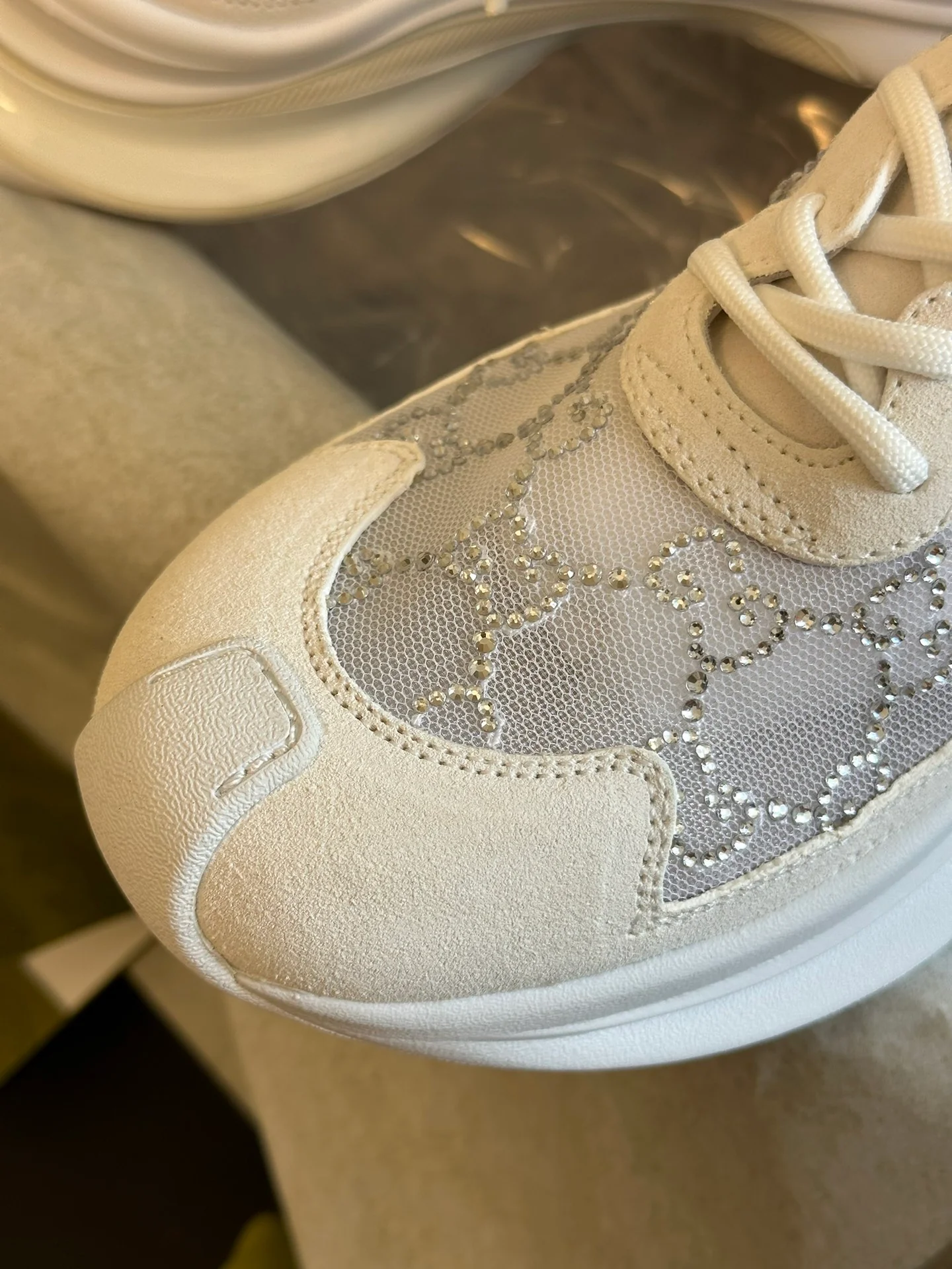 Gucci - Замшевые кроссовки с кристаллами и стразами, белые