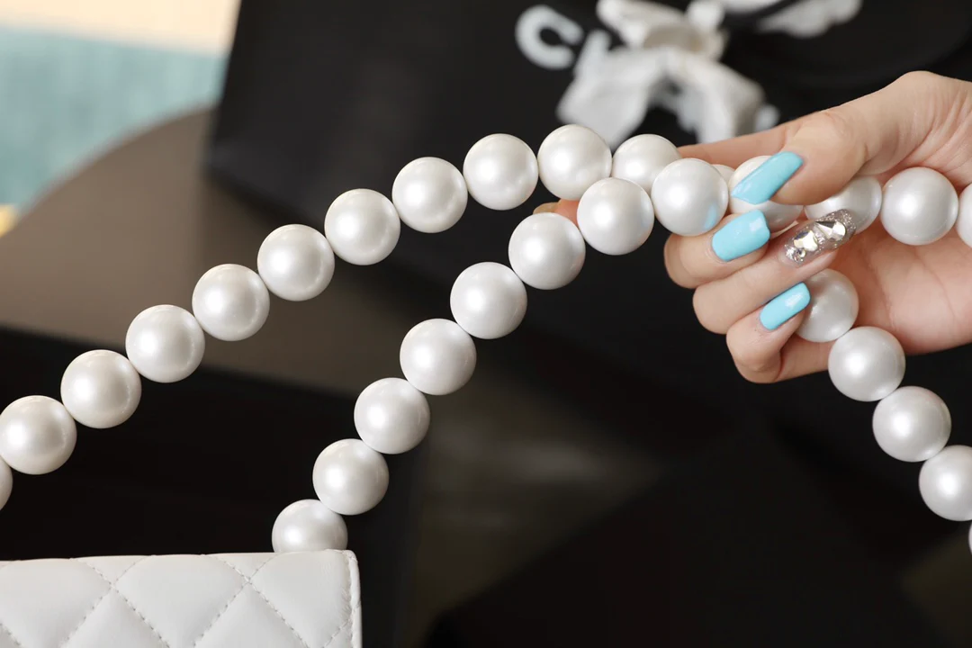 Маленькая сумочка Chanel с жемчужной цепочкой
