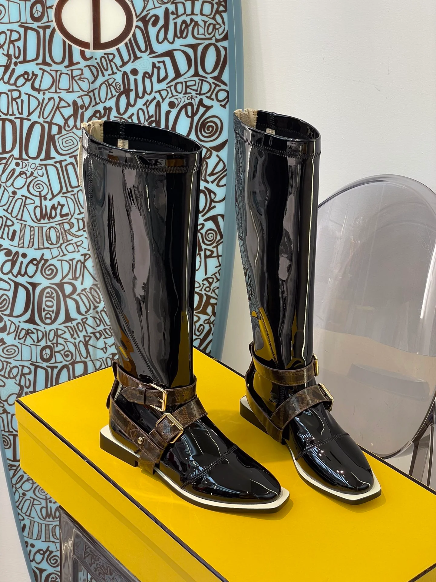 Fendi - Лакированные сапоги до колена в британском стиле с лоскутным дизайном - Черные