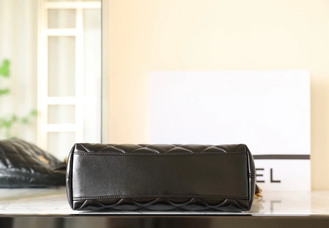 Chanel - Средняя сумка-хобо через плечо - Черная с золотой фурнитурой