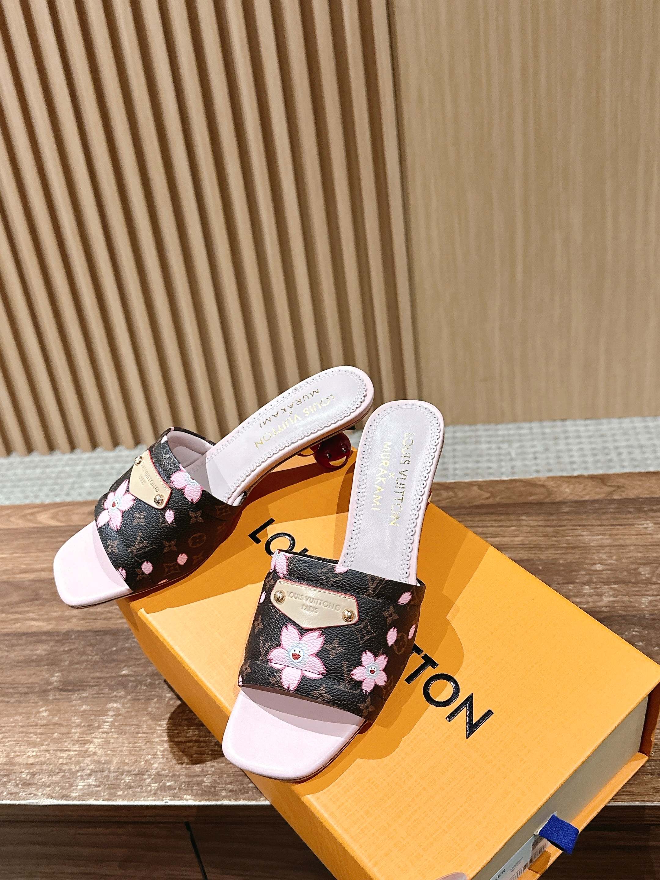 LV - Коллекция Такаши Мураками в стиле ретро - Сандалии на низком каблуке - Розовые и черные