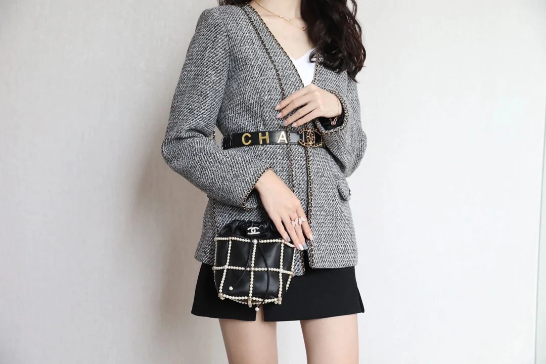 Сумка-ведро Chanel с жемчужным декором на завязках