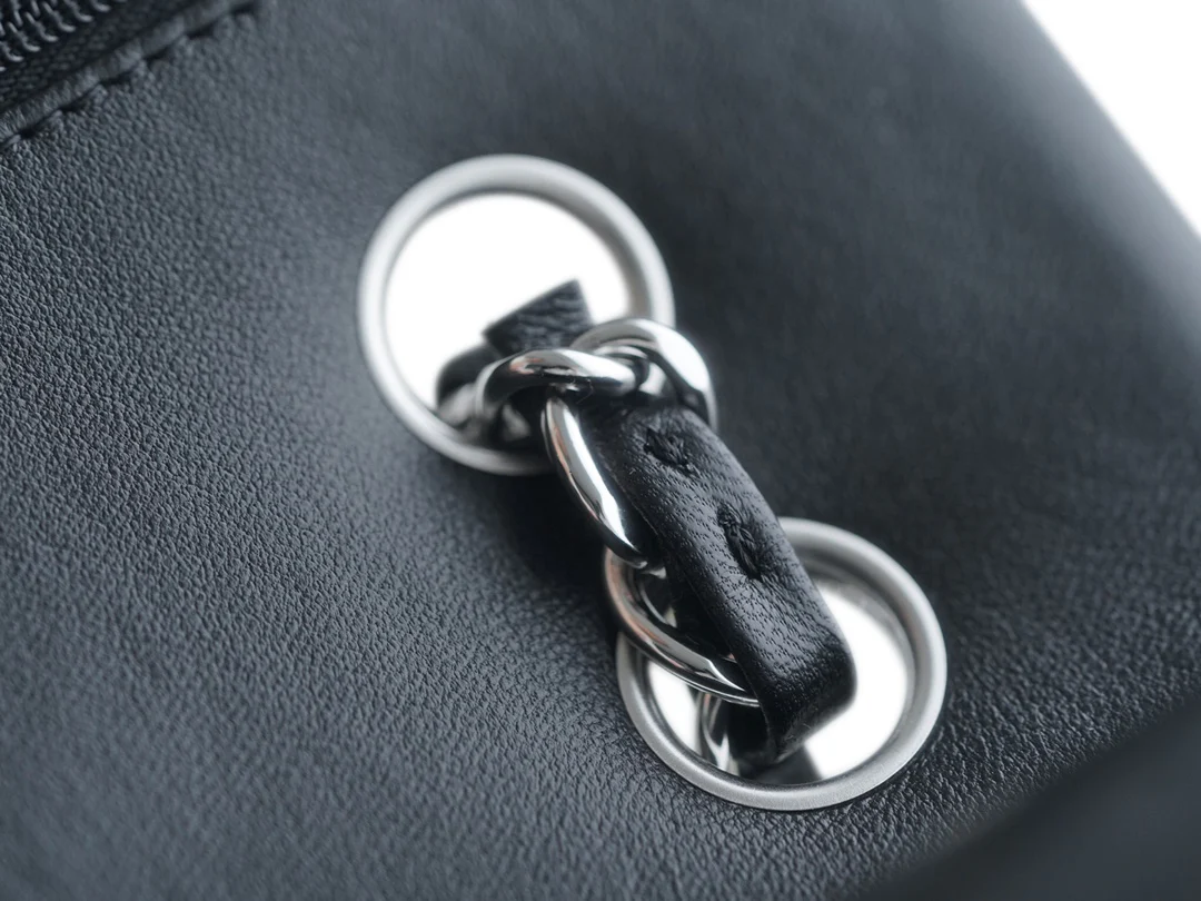 Сумка Chanel CF Medium - 23 см - из черной овечьей кожи с серебряной пряжкой - CF23