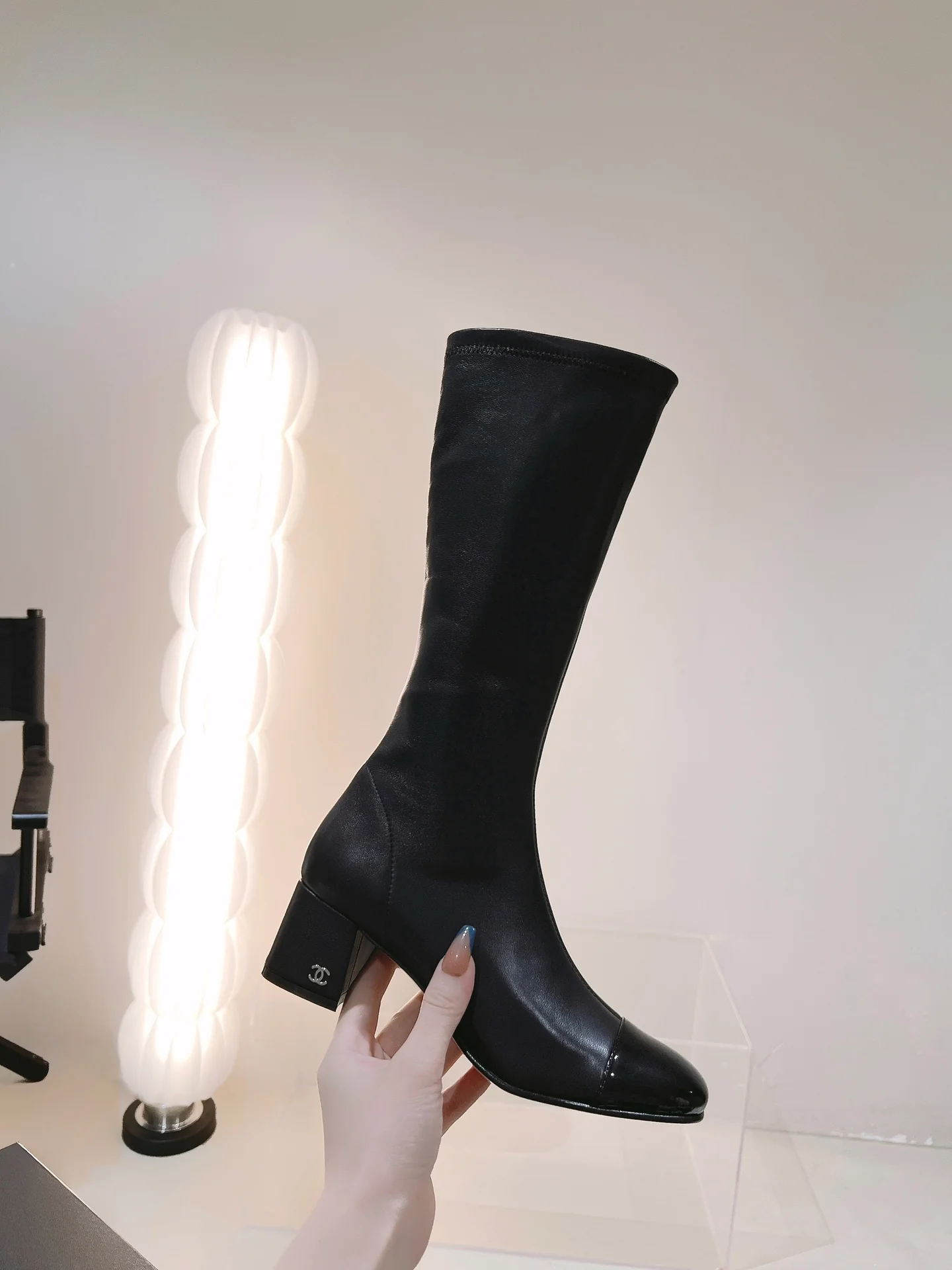 Новинка сезона осень/зима 2022 от Chanel - Высокие сапоги - Глянцевый черный