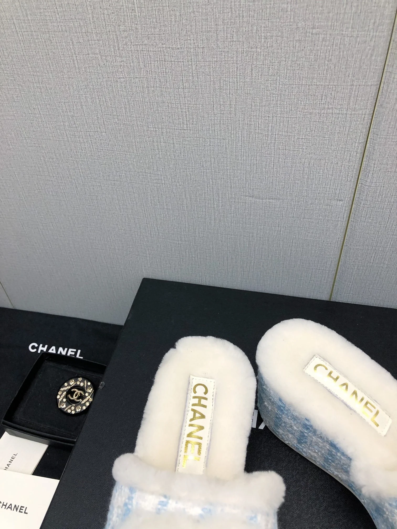 Новинка сезона осень/зима 2023 от Chanel - шерстяные сандалии в клетку сзади - светло-голубые.