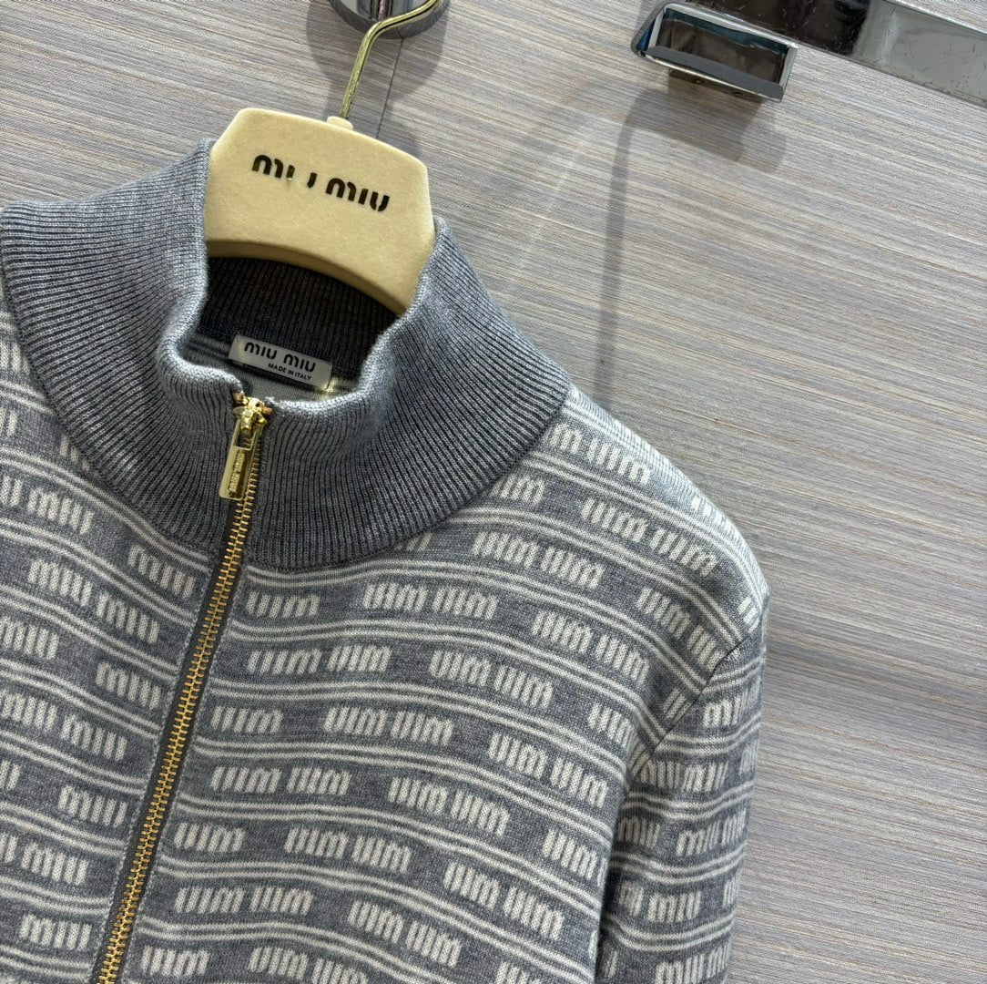 Miu Miu-2404 - Милый и стильный девичий кардиган на молнии, визуально уменьшающий возраст.