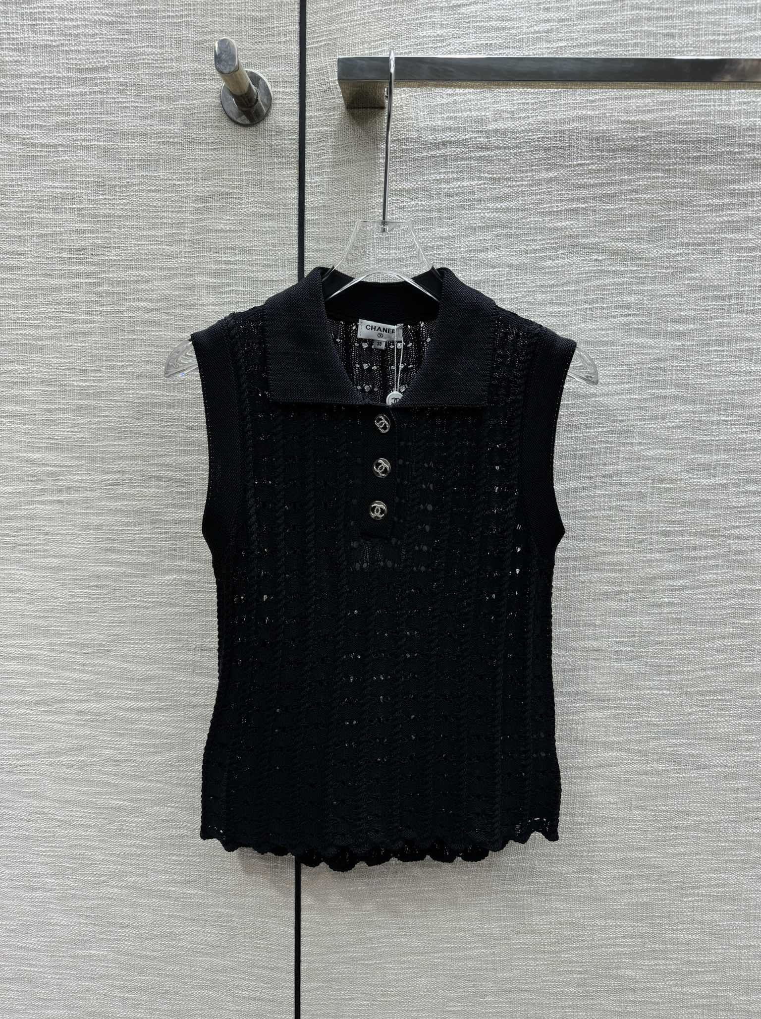 Chanel - 2403-24 Новейший жилет из трикотажа с ажурным воротником-поло, модель ?Ранняя весна?, черный.