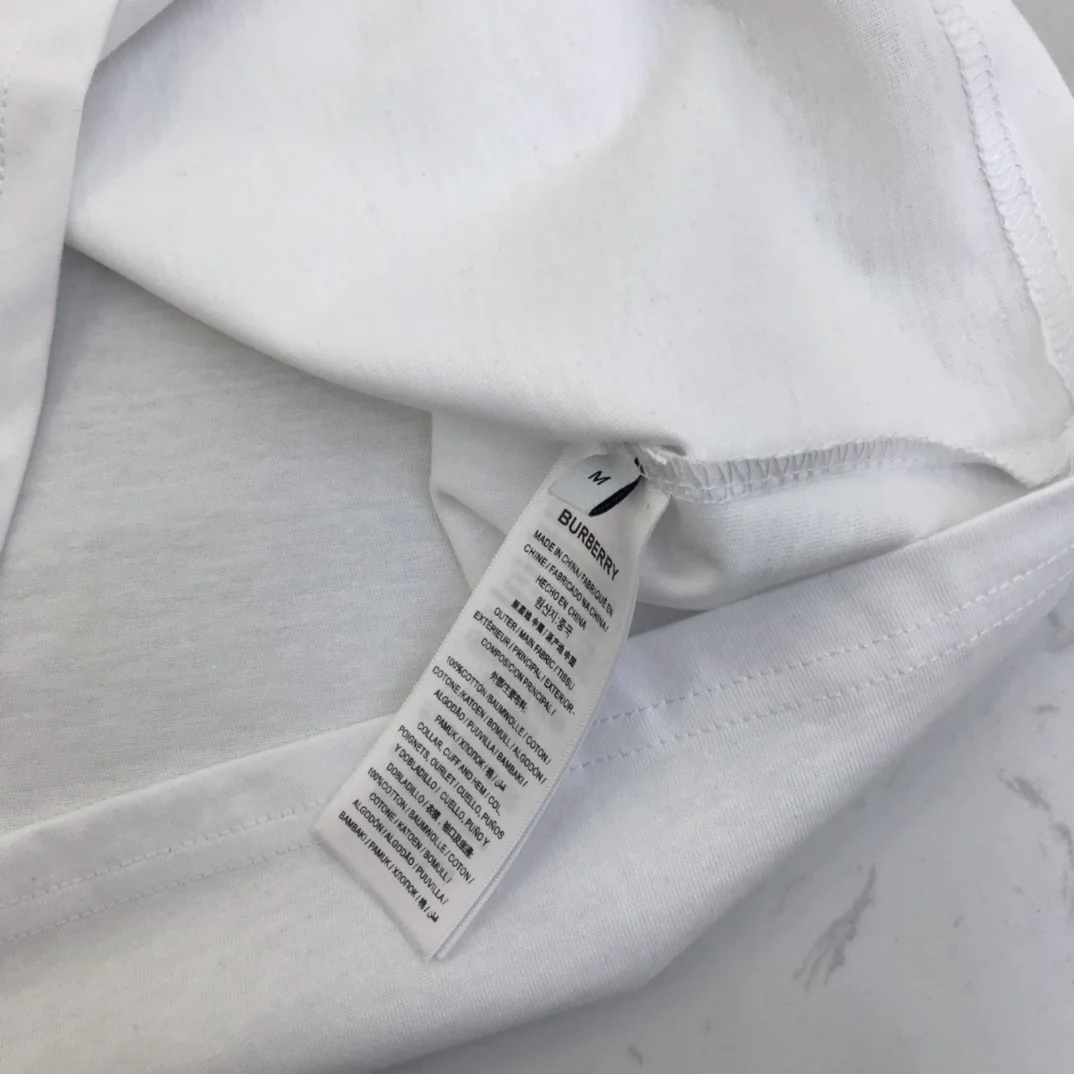 Футболка Burberry 2403 с клетчатым карманом, круглым вырезом и короткими рукавами, в стиле конного спорта - черно-белая.