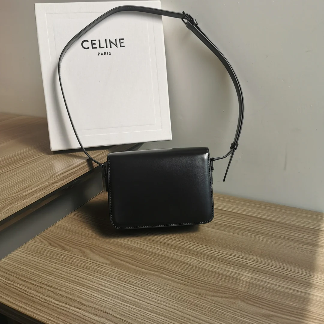 Сумка Celine Triomphe Classic из глянцевой телячьей кожи - с черным логотипом.