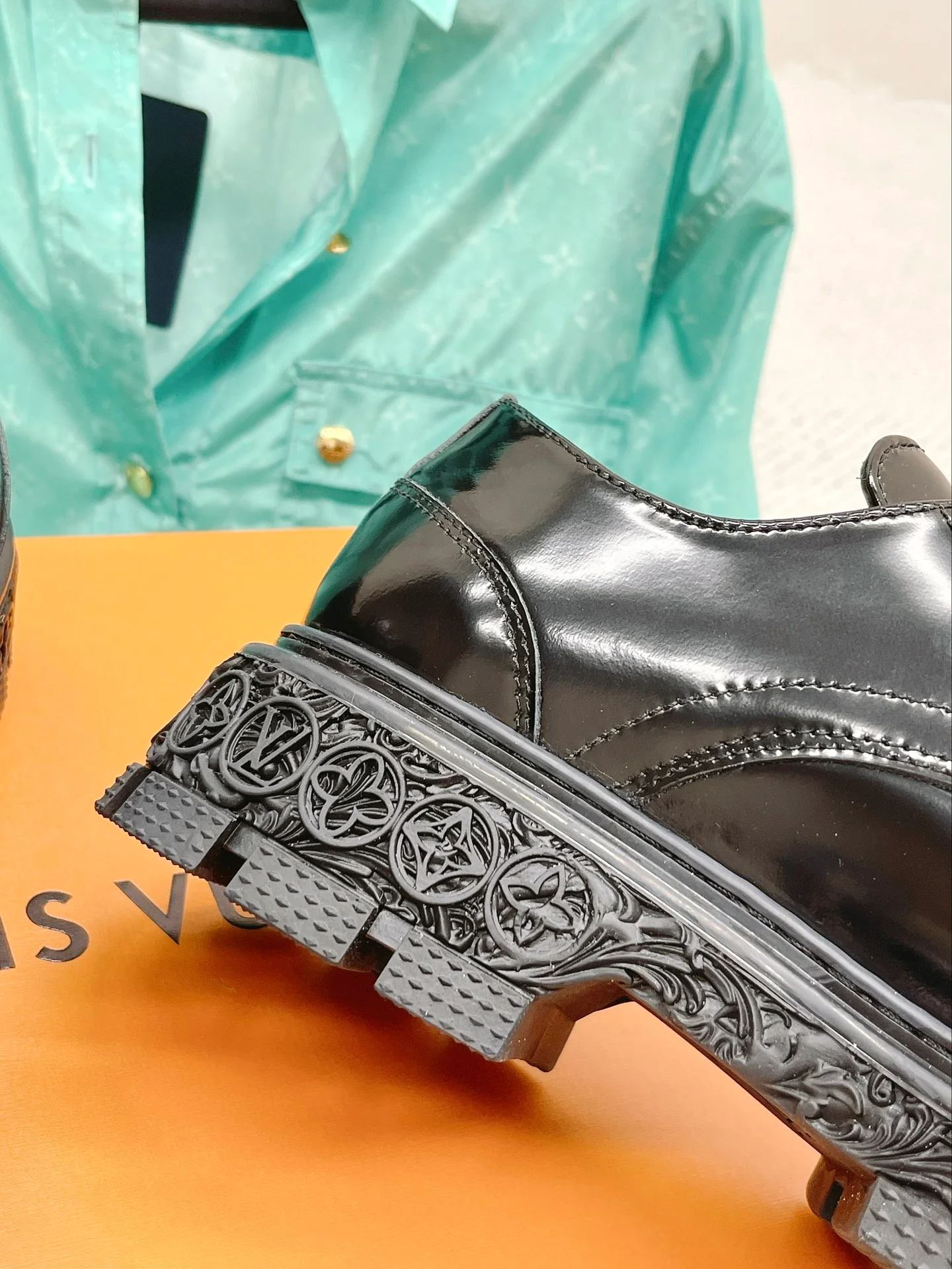 Новинка сезона осень/зима 2022 — мужские кожаные туфли с открытым большим пальцем стопы.