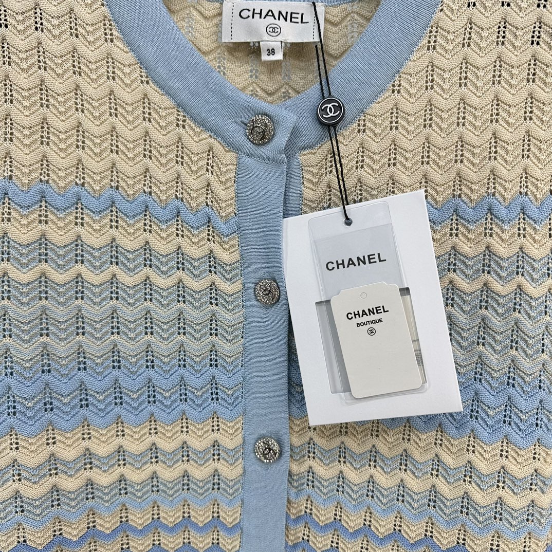 Новая коллекция Chanel Весна/Лето 2024: шерстяной топ с коротким рукавом, синий.