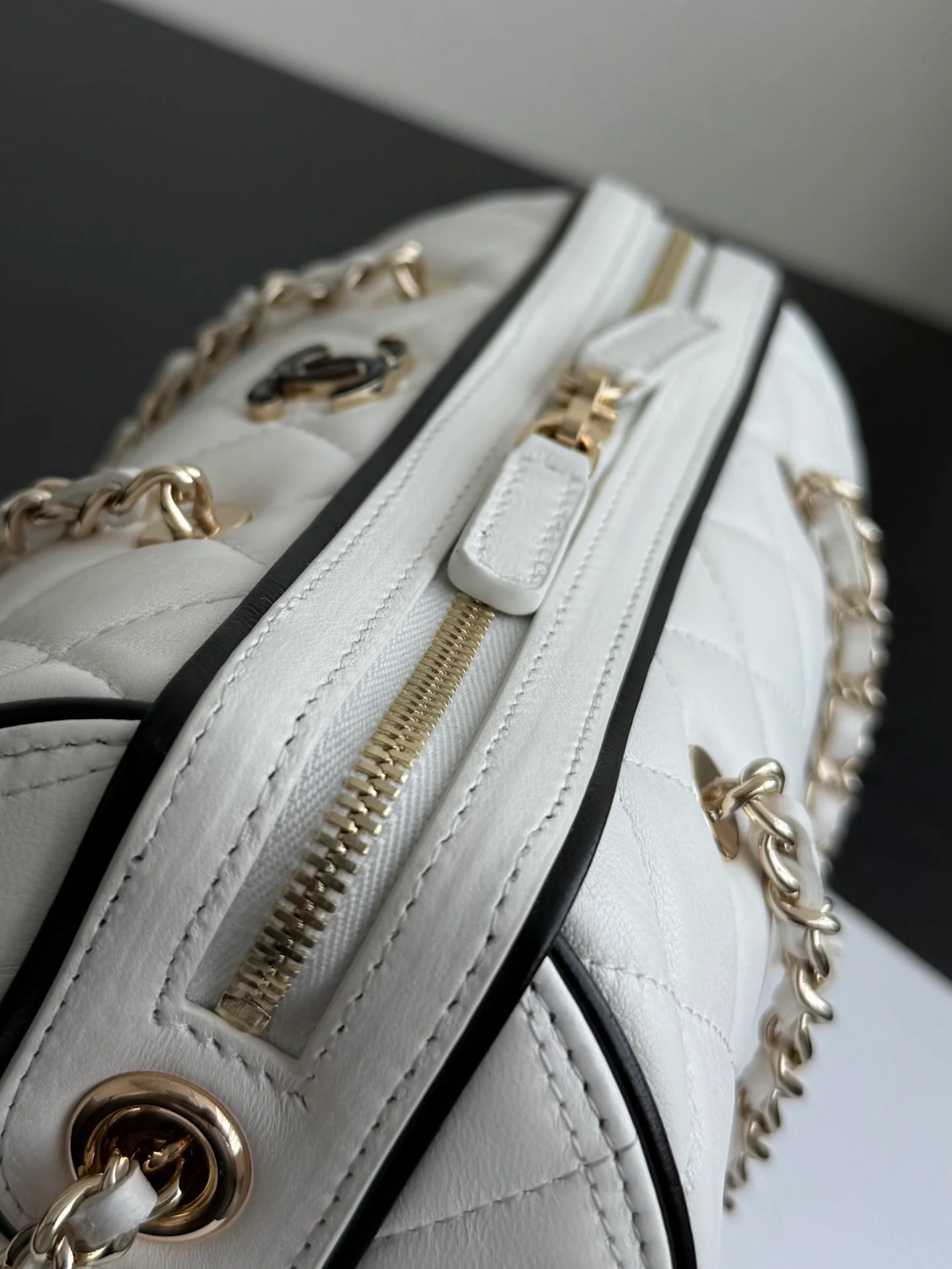 Мини-шар для боулинга Chanel 25 пенсов, весенне-летний, из овечьей кожи, белый с черной отделкой.