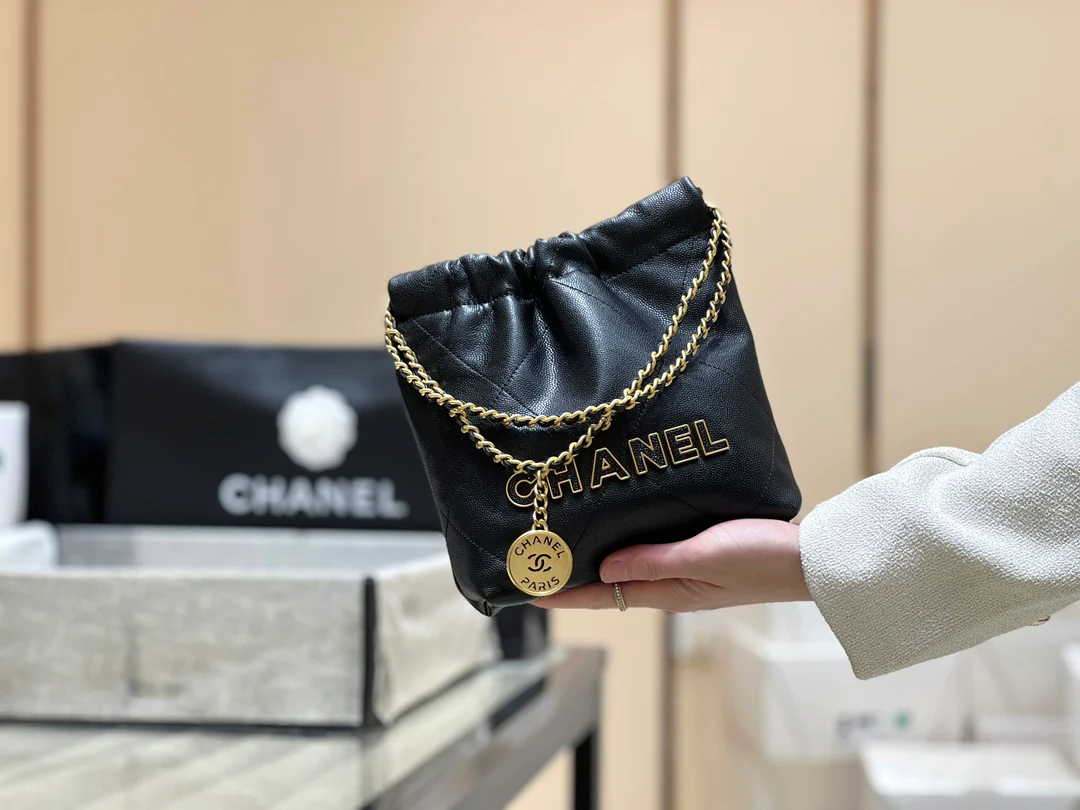 Мини-сумочка Chanel 22 из 24-каратного золота с текстурой зернистой кожи — черная.