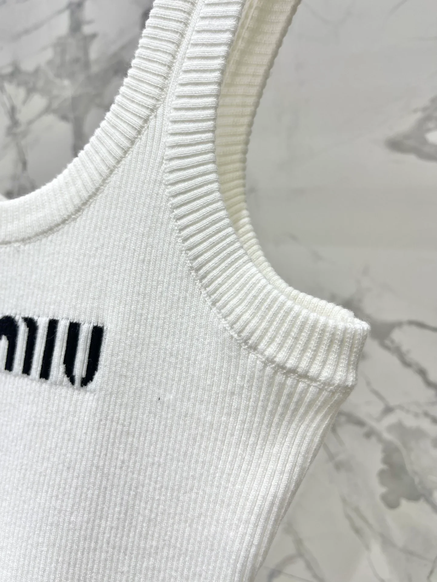 Miu Miu - Летняя новинка 2404-24: Элегантное вязаное платье-жилет с U-образным вырезом - белое.