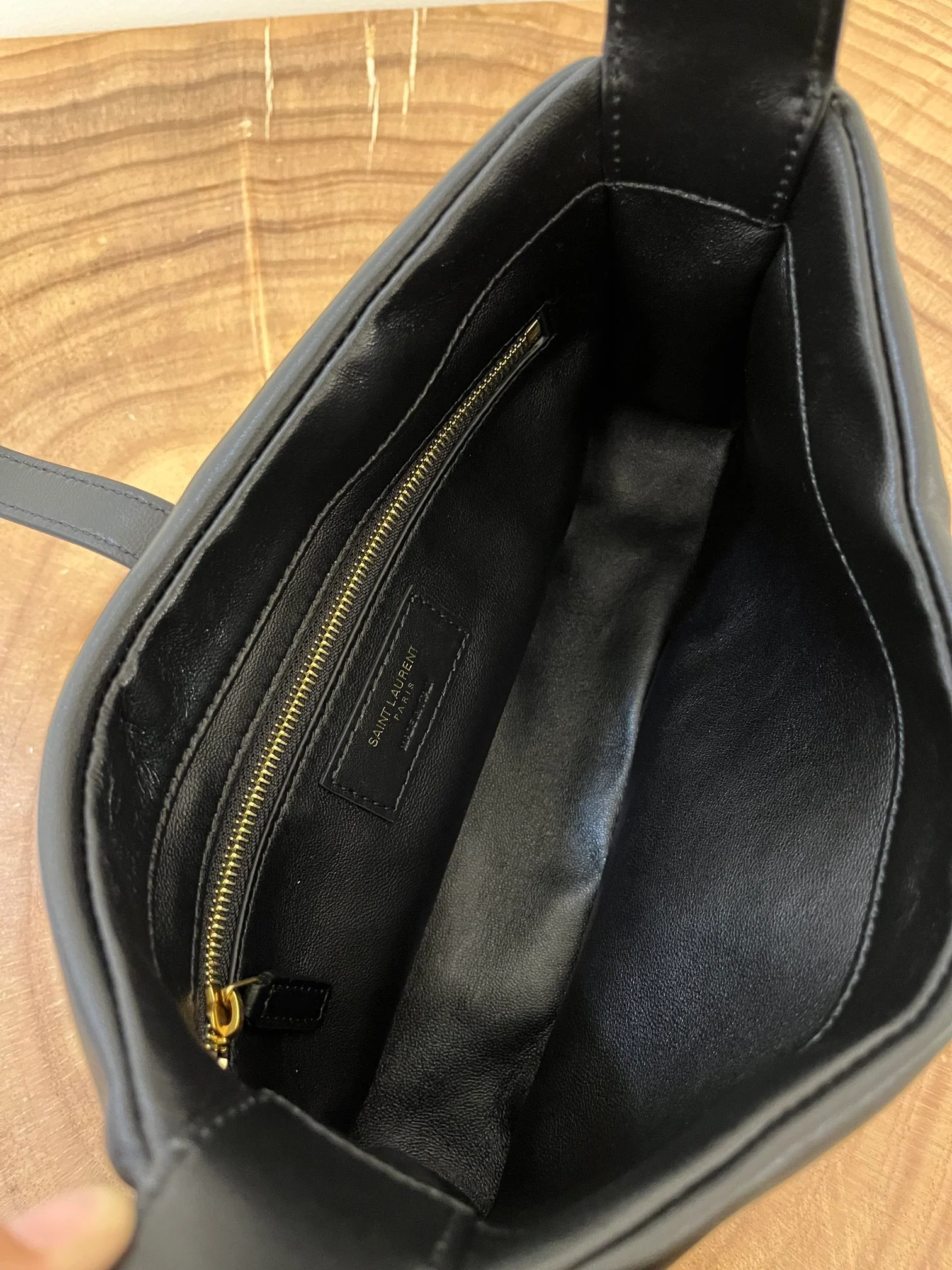 Сумка-хобо YSL Le A 7 — черно-золотая