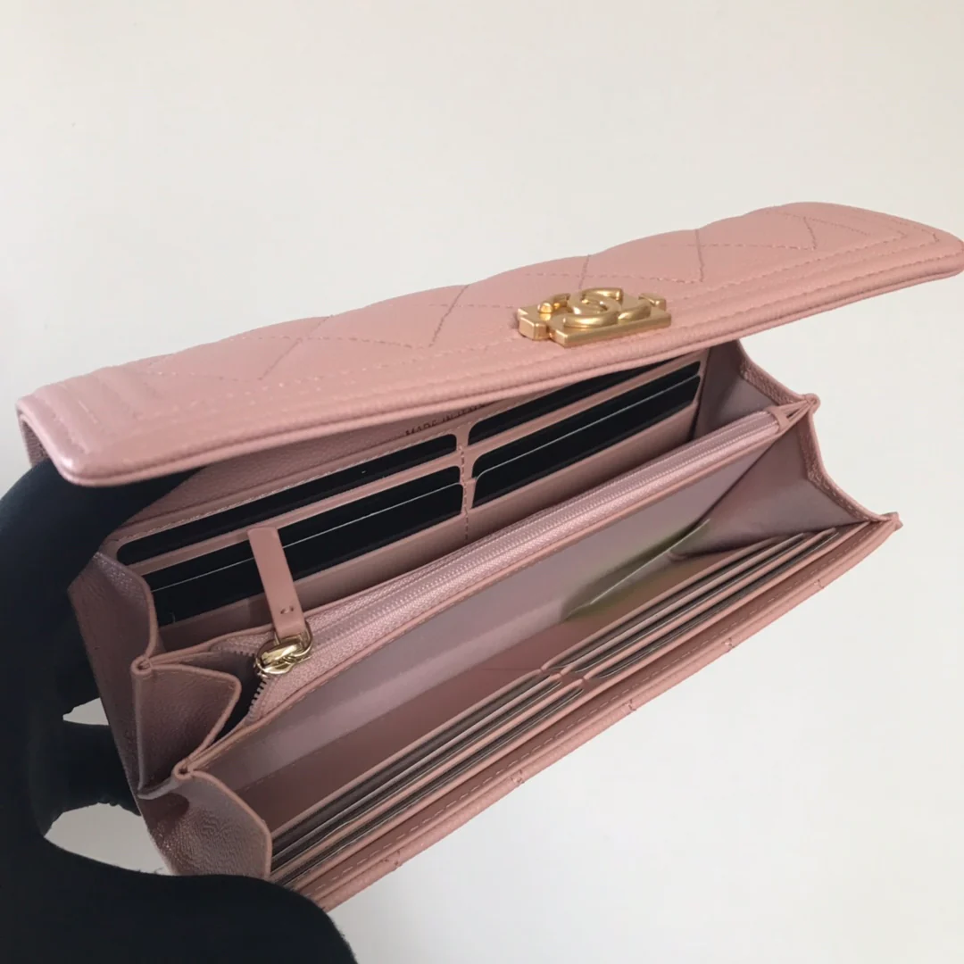 Кошелек-портмоне Chanel Le Boy Flip Wallet — из розовой кожи цвета личи с золотой пряжкой.