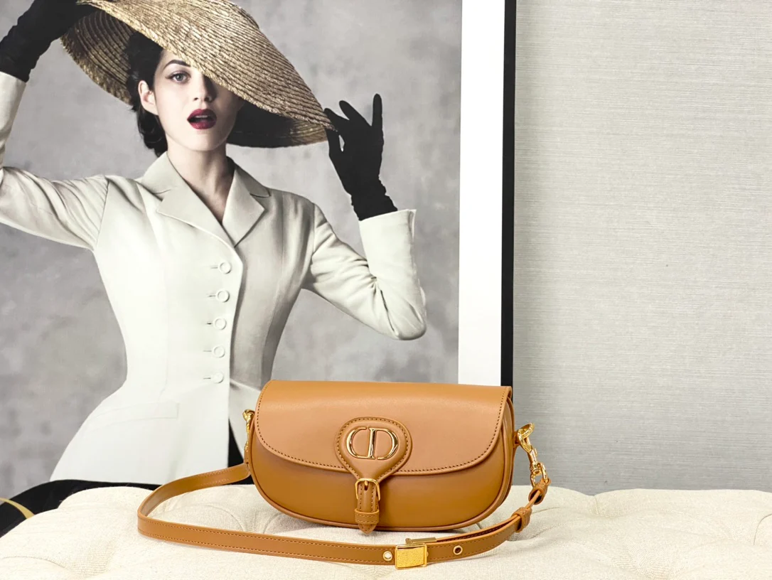 Сумка Dior Bobby Series East Wes Underarm Bag верблюжьего цвета