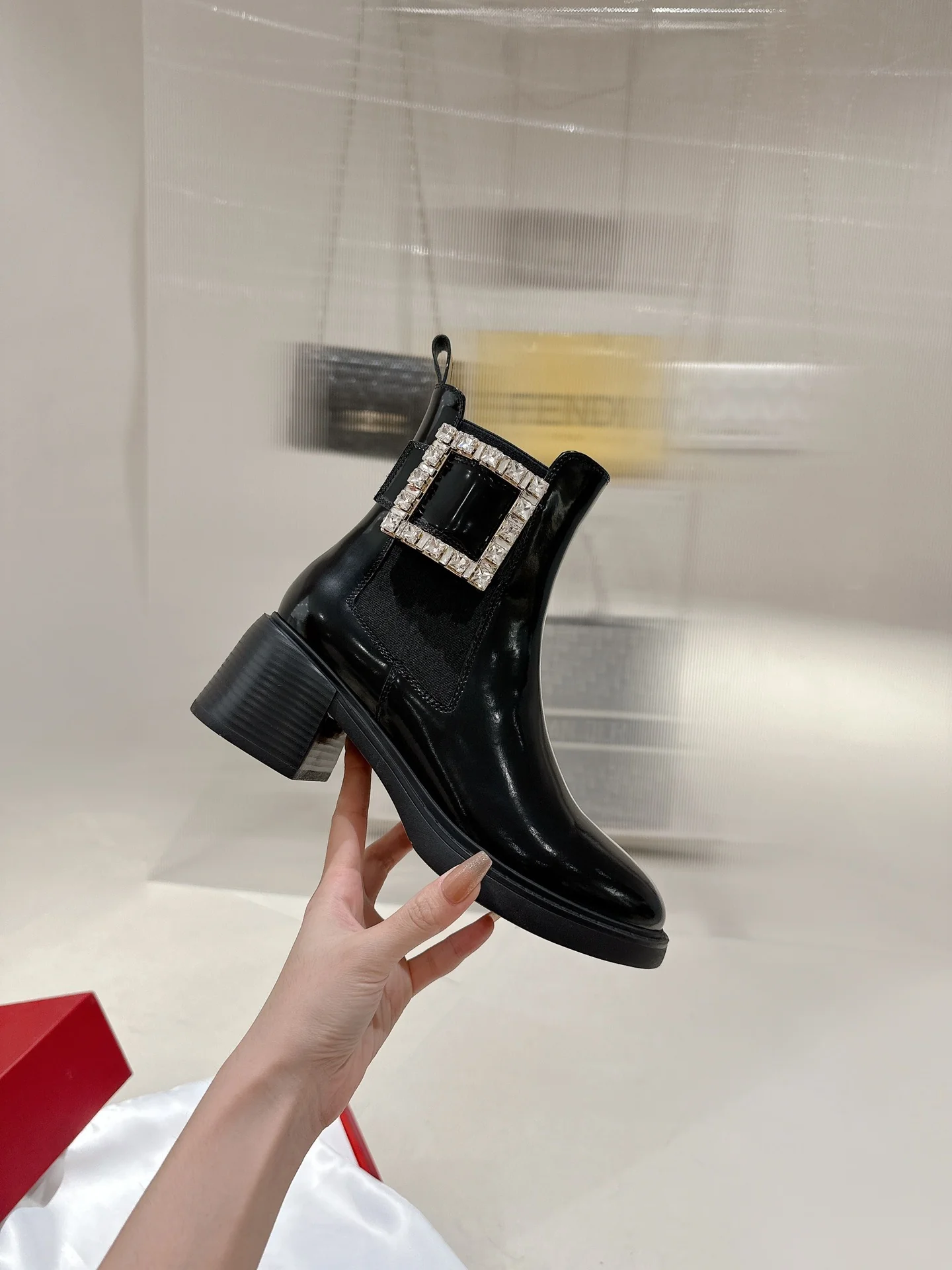 Ботильоны RV-2024 из лакированной кожи с бриллиантовой пряжкой - черные