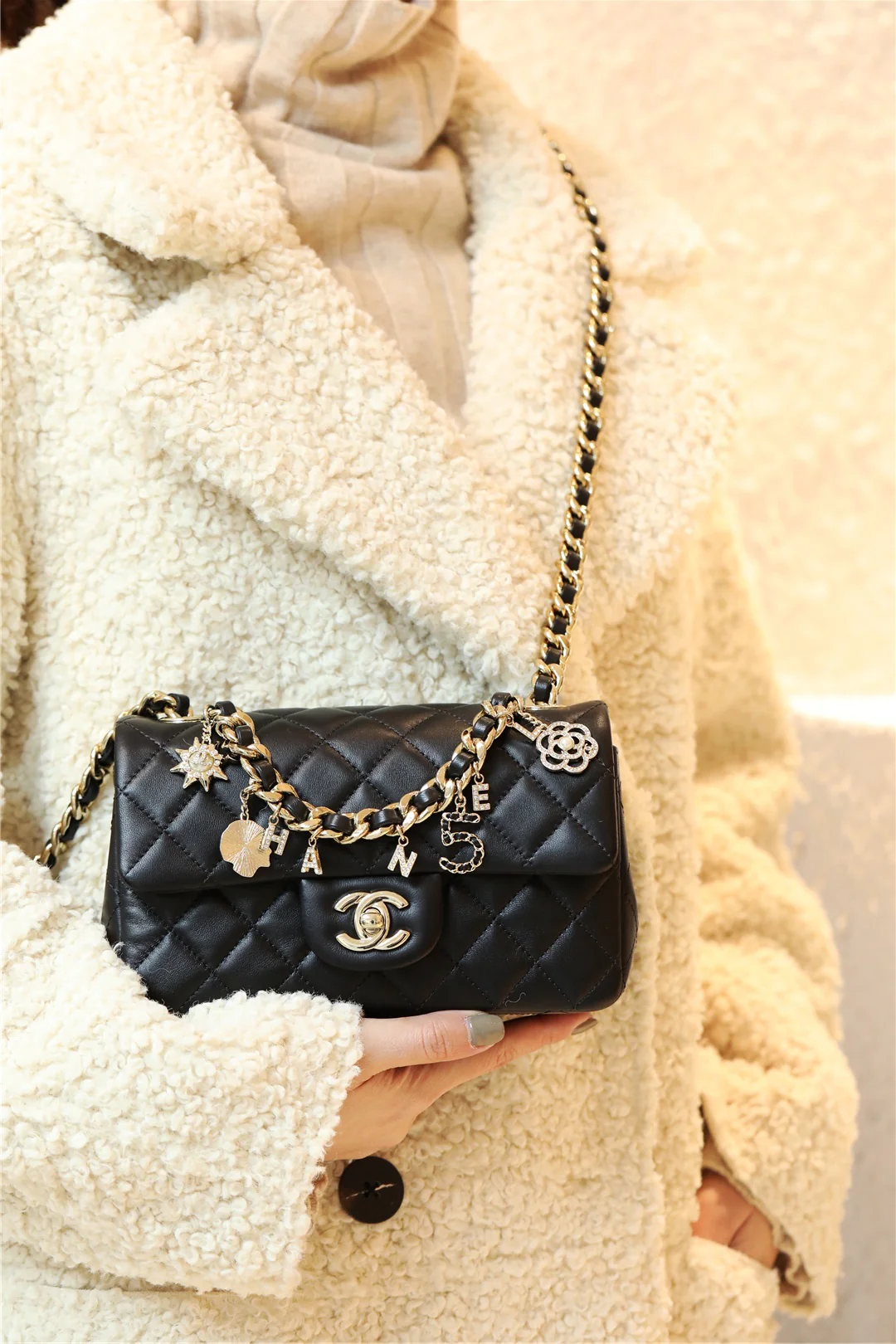 Миниатюрный кулон-значок Chanel CF