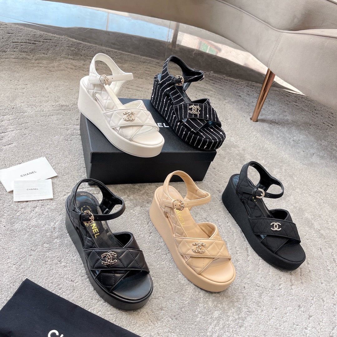 Новинка сезона весна/лето 2023 от Chanel - Сандалии на танкетке из овечьей кожи - Черные