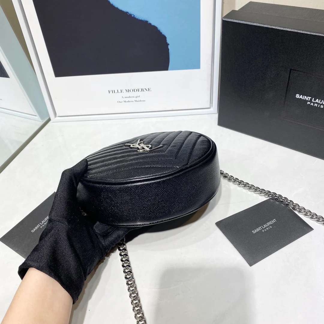 Маленькая круглая сумка YSL Vinyle - черная с серебристой фурнитурой.