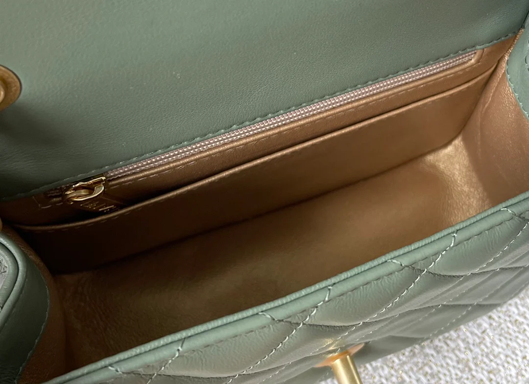 Сумка Chanel Gold Globe Square Flap Bag - 18 см