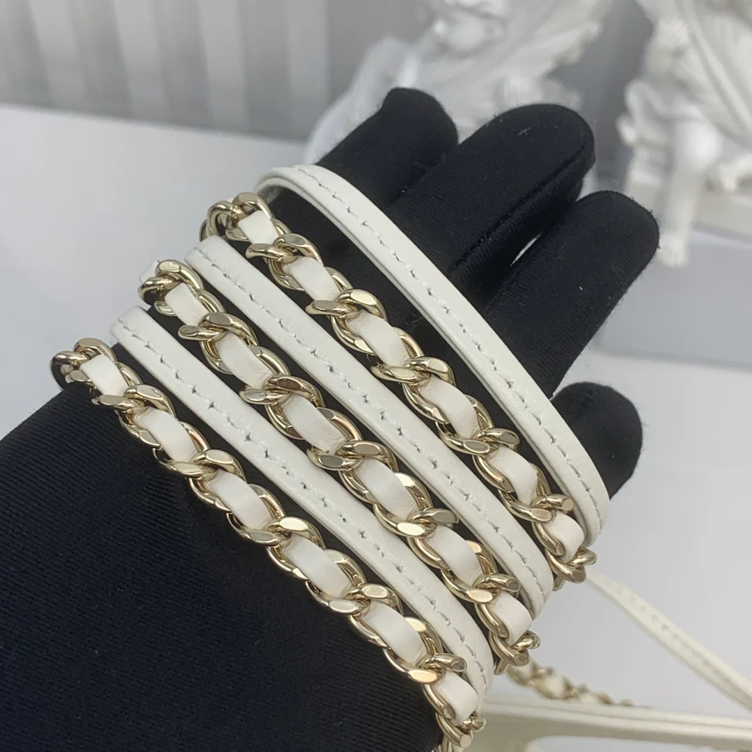 Мини-сумочка Chanel 24c31 из овечьей кожи - белая