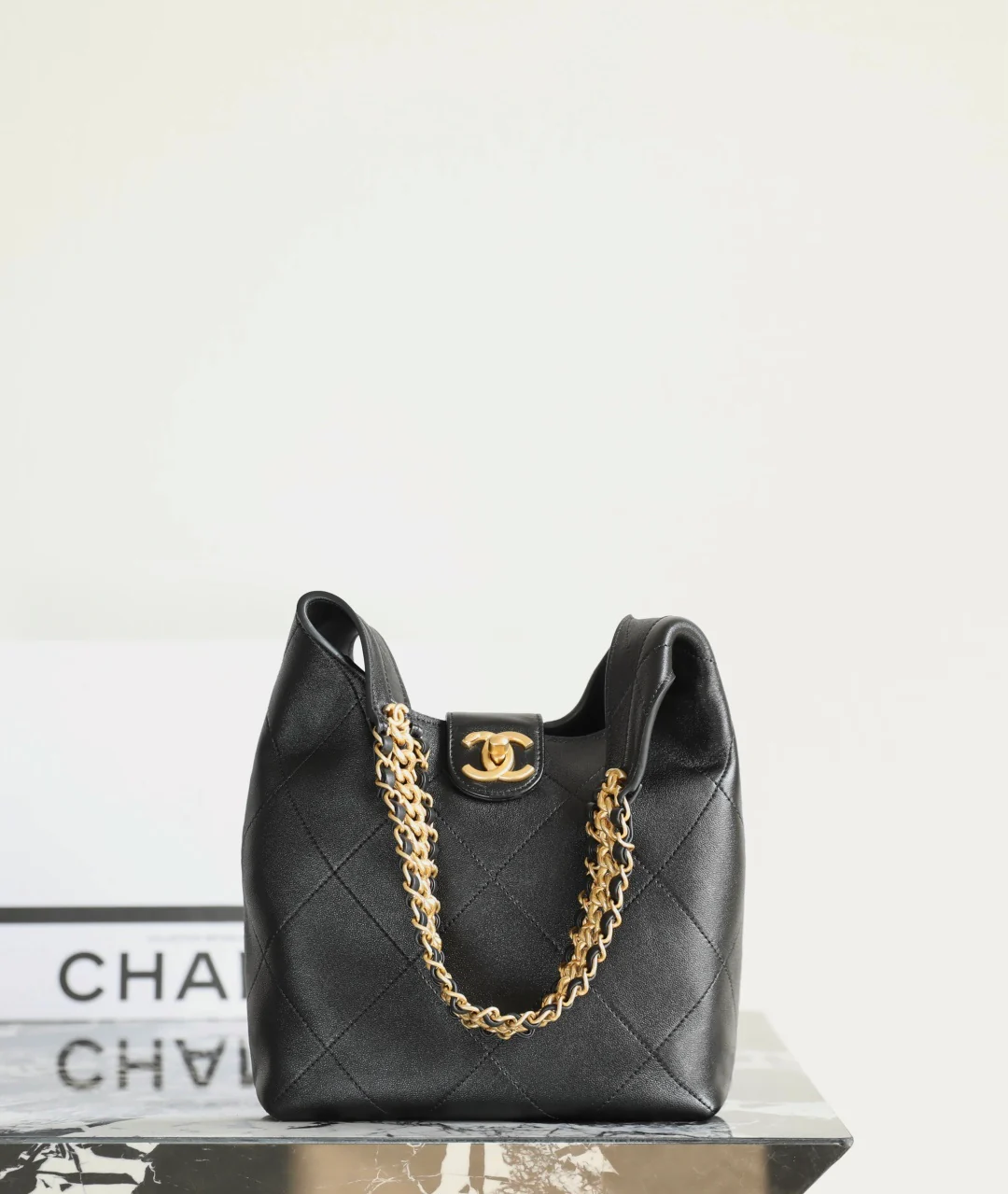 Маленькая черная сумка-хобо Chanel Hobo Hobby Bag - 25 пенсов.