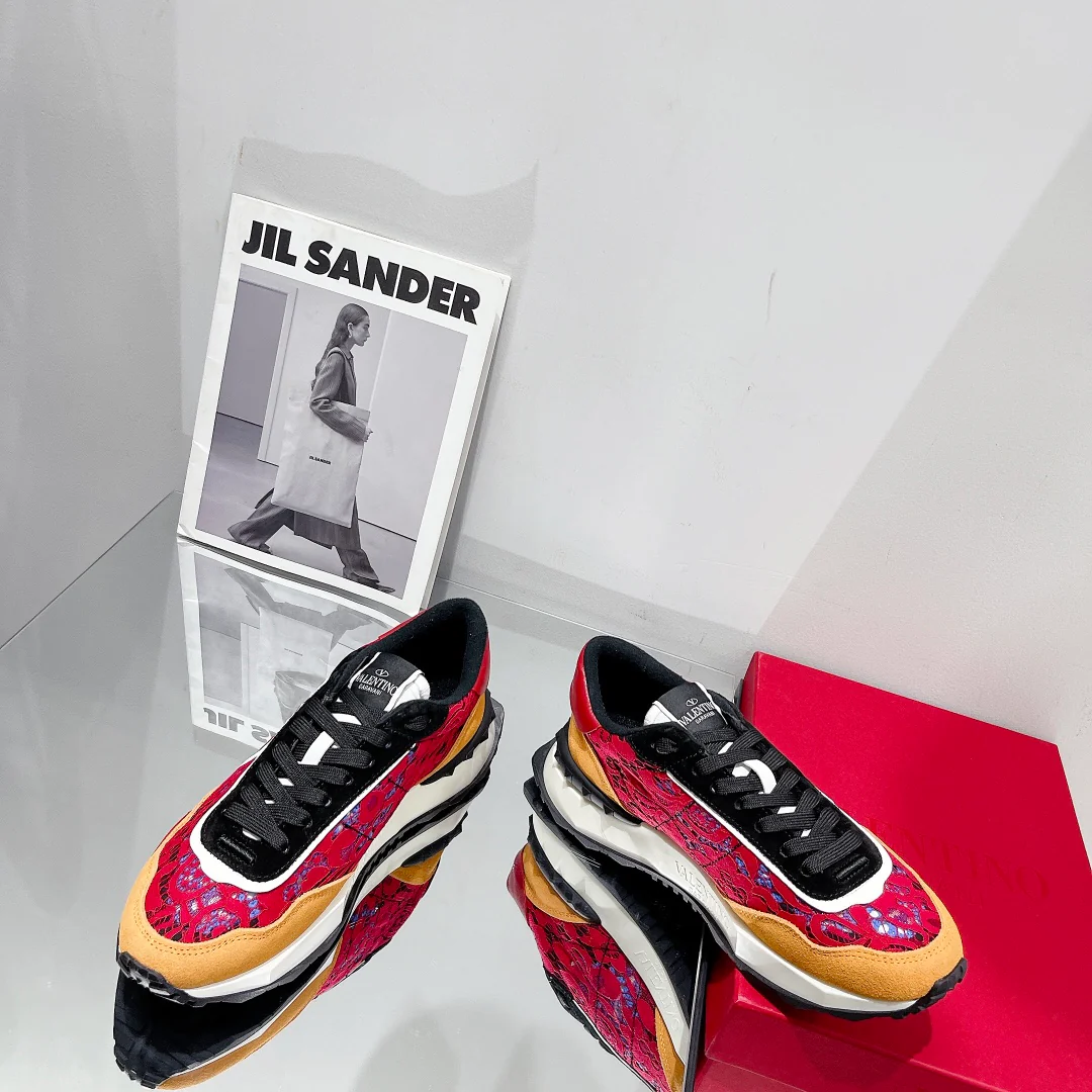 Новинка сезона весна/лето 2022 от Valentino - Замшевые кроссовки с кружевом и сеткой - Унисекс - Оранжево-красные