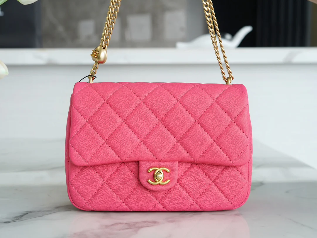 Новинка сезона весна/лето 2023 от Chanel - Сумка на цепочке в форме сердца - Сумка CF - Большой размер - Персиково-розовый