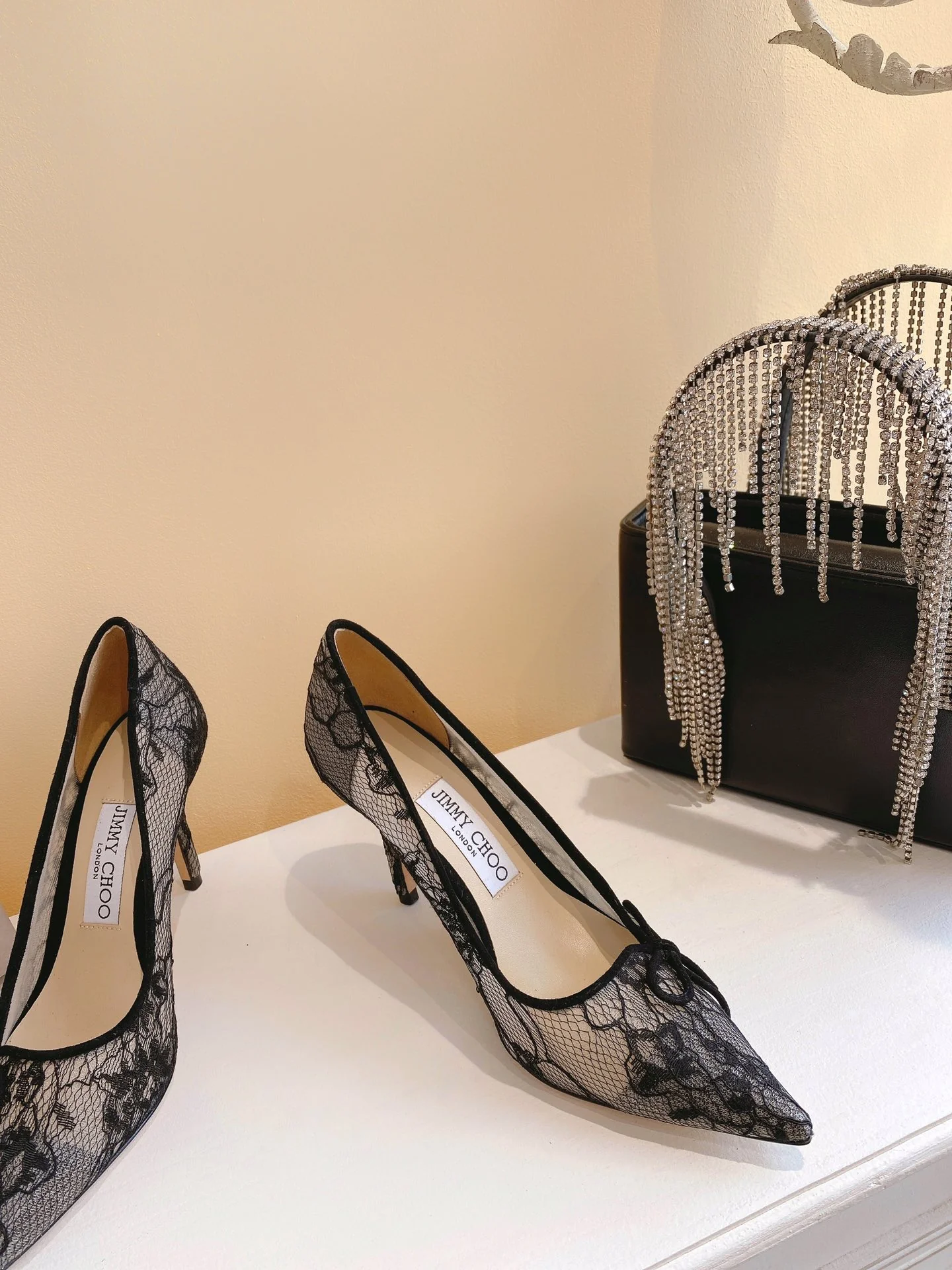 Туфли на высоком каблуке Jimmy 22ss из овечьей кожи с кружевом и острым носком - черные