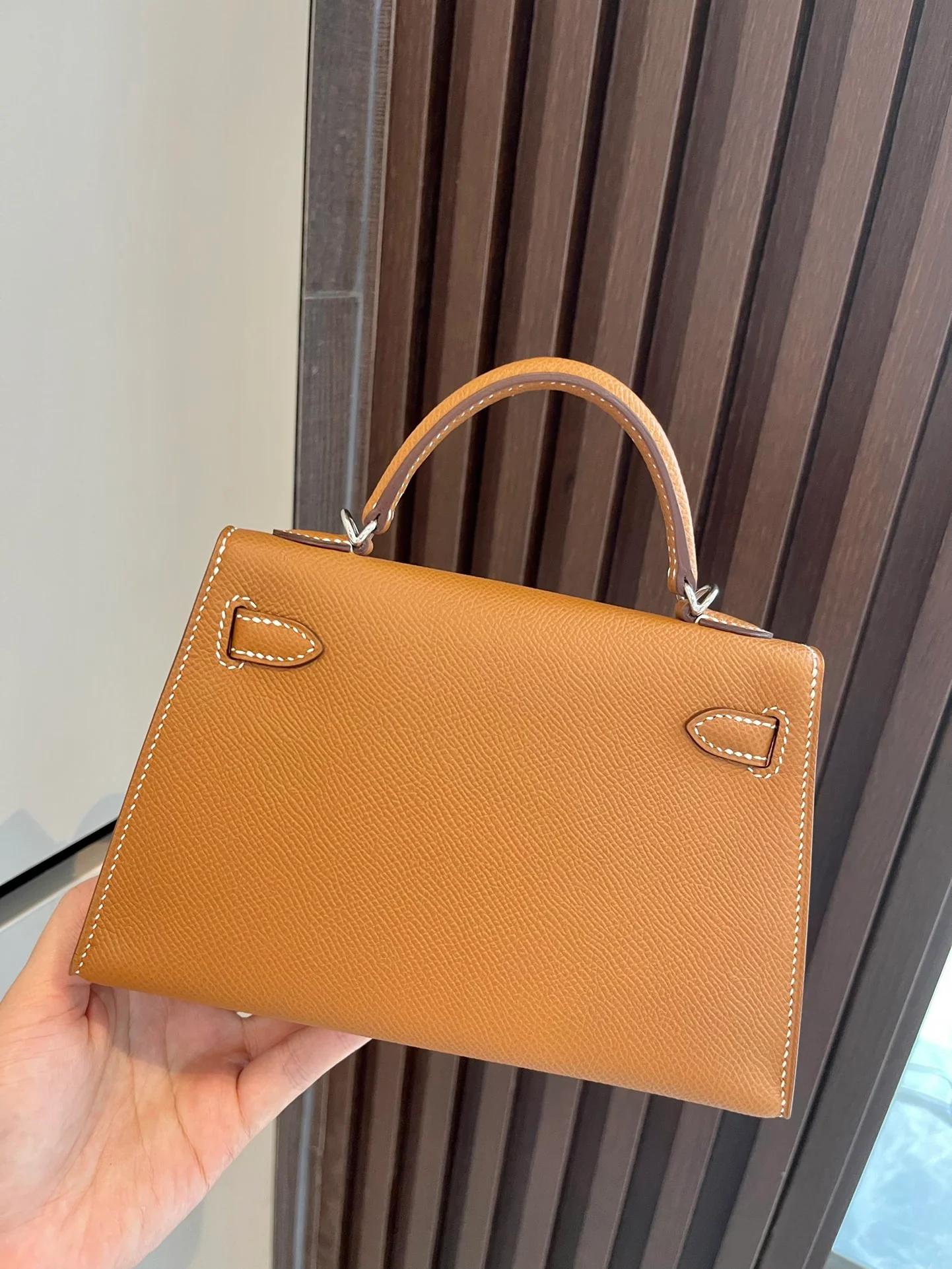 Миниатюрная пряжка Hermes Kelly 2-го поколения, золотисто-коричневая, серебристая.