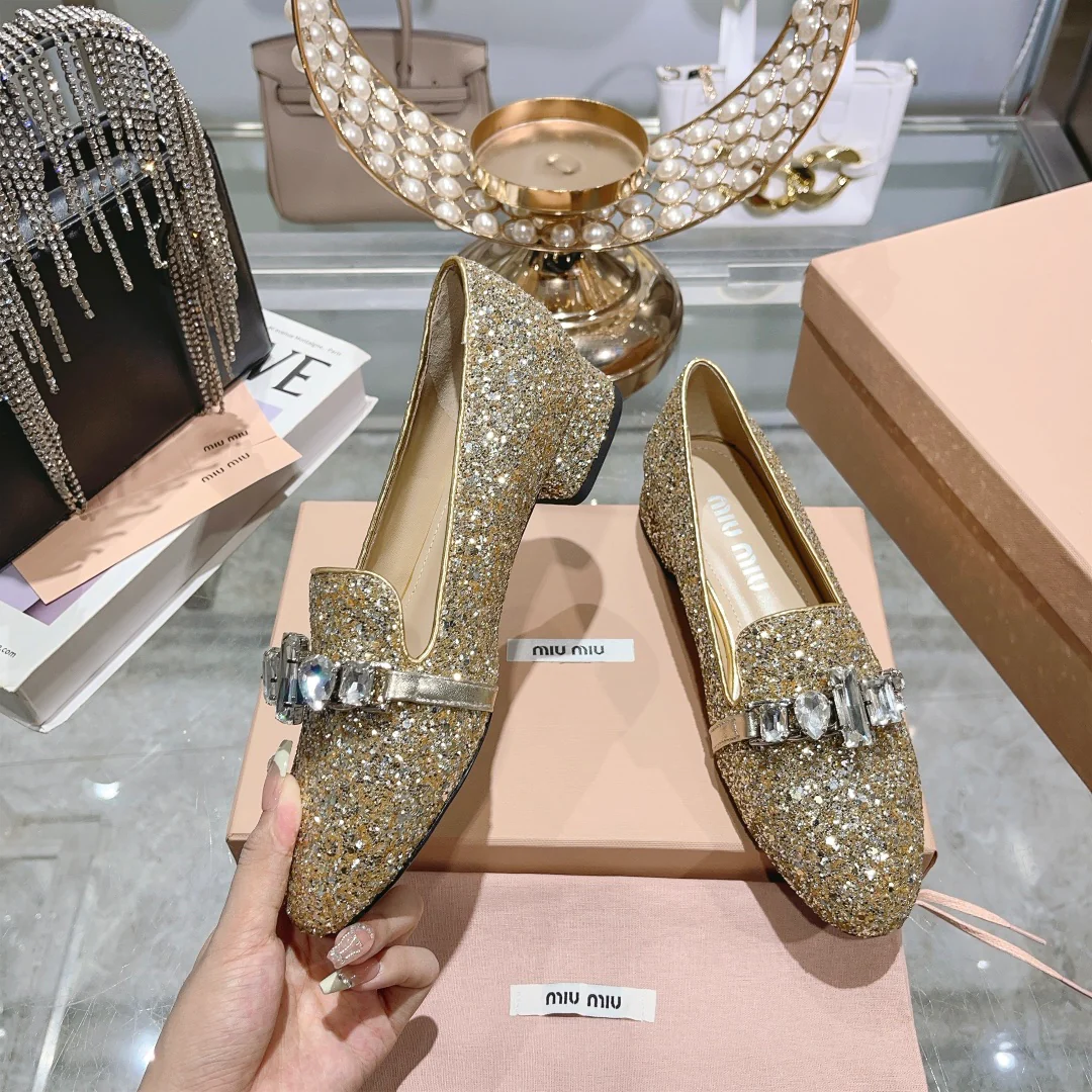 Новинка сезона осень/зима 2023 от Miu Miu — туфли ?Мэри Джейн? со стразами — золотистые.