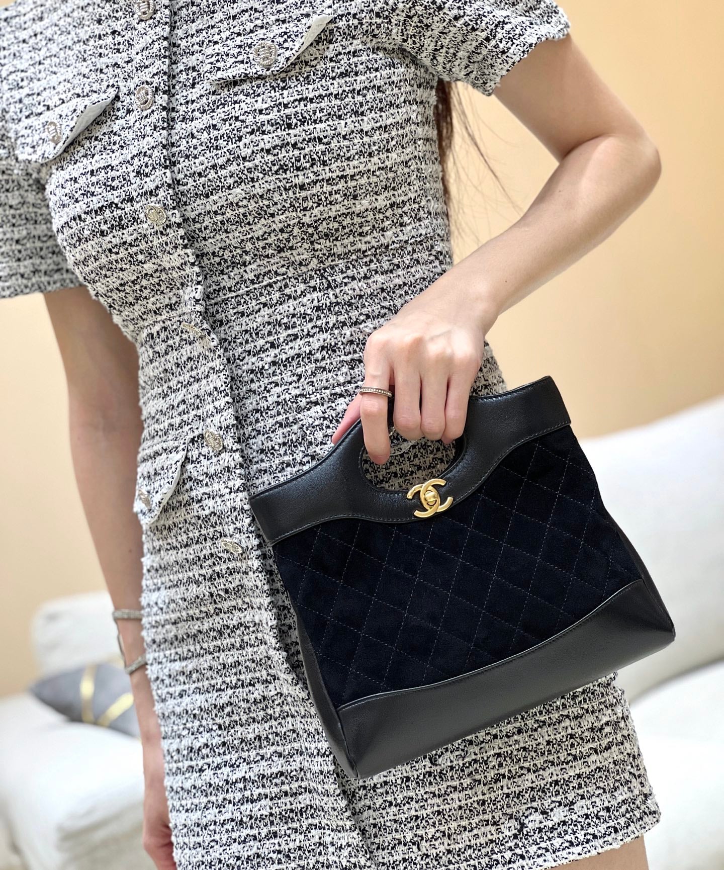 Мини-сумка Chanel 25p 31 из замши, черная