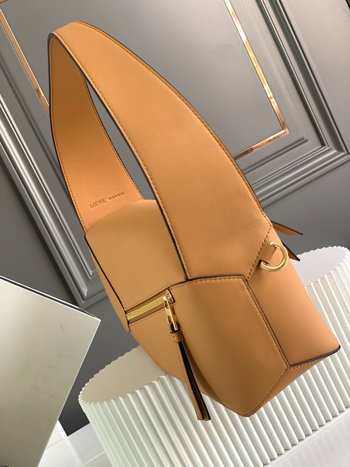 Сумка-хобо Loewe Puzzle, кожа наппа, коричневая.